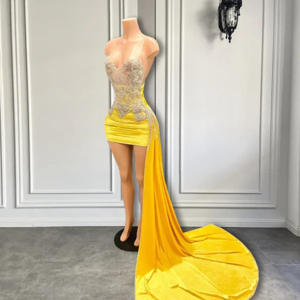 Elegant Sweetheart Luxury Beaded Women Birthday Party Gowns Sweetheart Black Girls Yellow Velvet Short Prom Dresses 2025